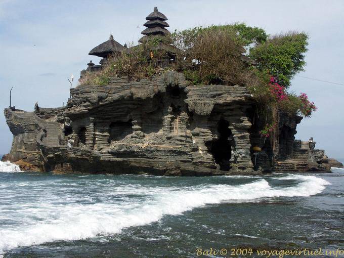 Temple construit sur le rocher, Pura Tanah Lot Bali 