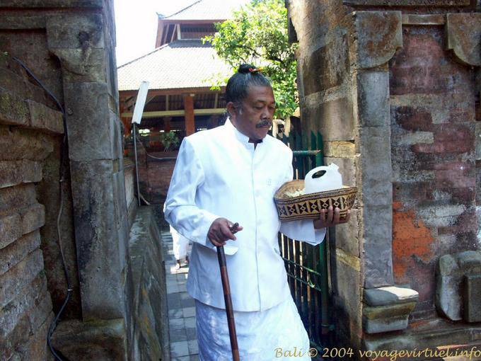 Tirta Empul sacerdote Preparazione - Bali
