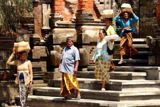 Pellegrini alla fonte sacra, Tirta Empul - Bali