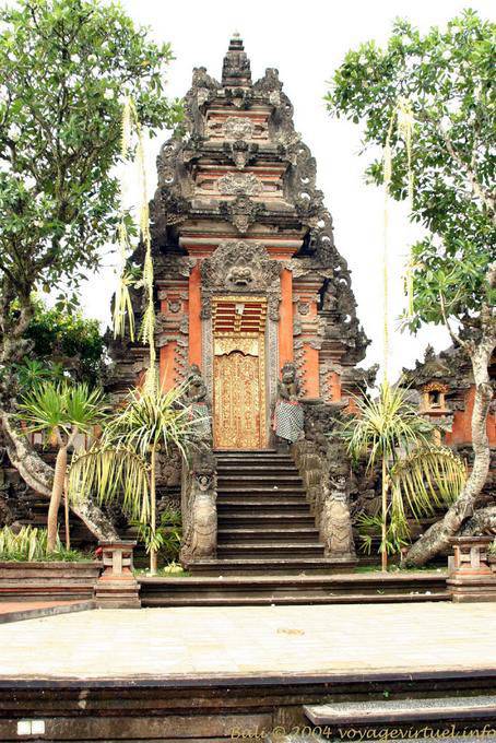 Porta a sinistra Puri Saren Agung, Ubud - Bali