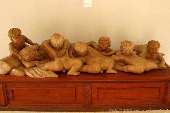Madre e bambini sculture in legno, Ubud - Bali