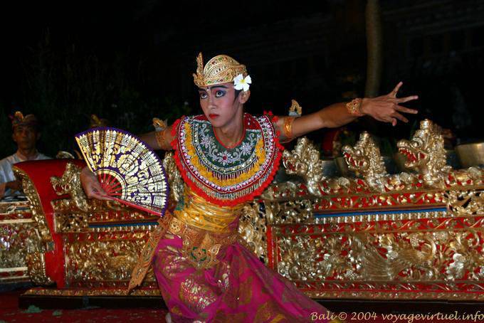 Il principe ballerino con ventilatore, Barong danza - Bali