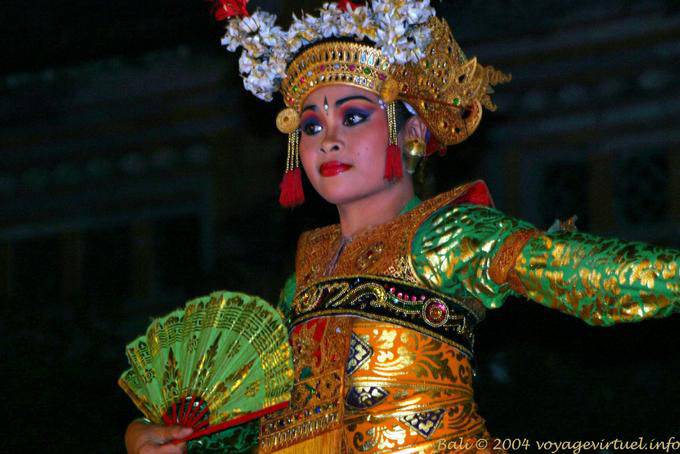 Delicatezza e la bellezza del danzatore e costume, Barong danza - Bali