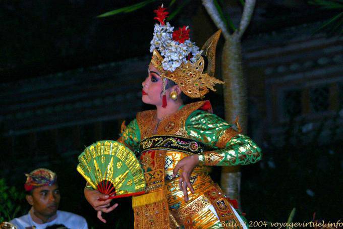 Profilo e delle dita dei movimenti, spettacolo di danza balinese - Bali