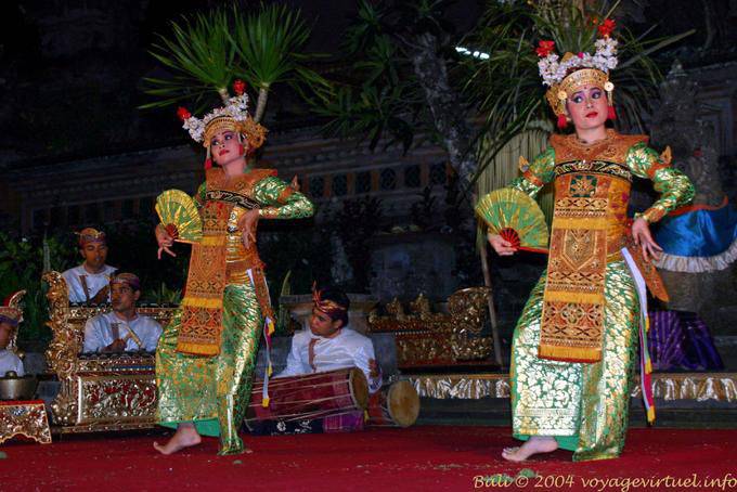Ventilatori e costumi, la danza balinese Barong - Bali