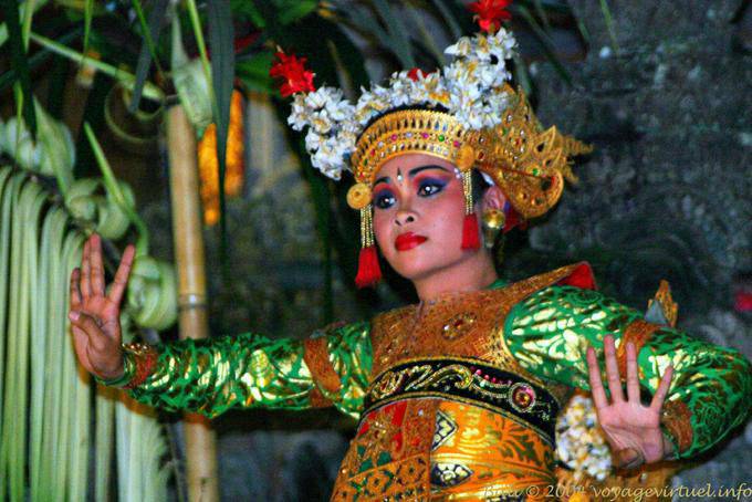 Danza Legong caratterizzata da movimenti delle dita complessi - Bali
