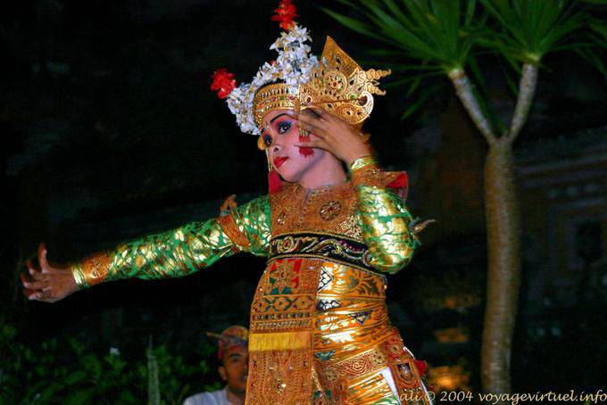 Danzatrice con abito ricamato in oro e copricapo decorato con fiori, Barong danza - Bali