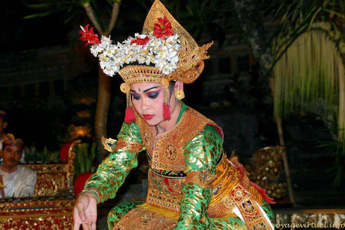 Un'altra vista di una ballerina Legong, Ubud - Bali