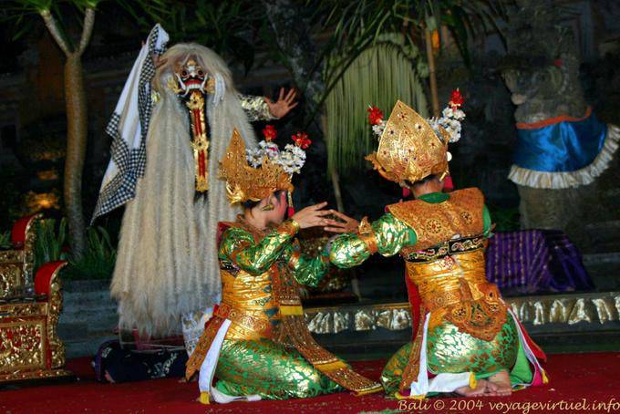 Arrivo di Barong, Ubud danza balinese - Bali
