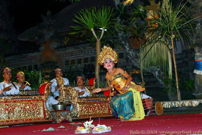 Danzatrice e orchestra tradizionale, Ubud Barong - Bali