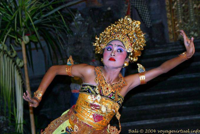 Figura classica della danza balinese Barong Ubud - Bali