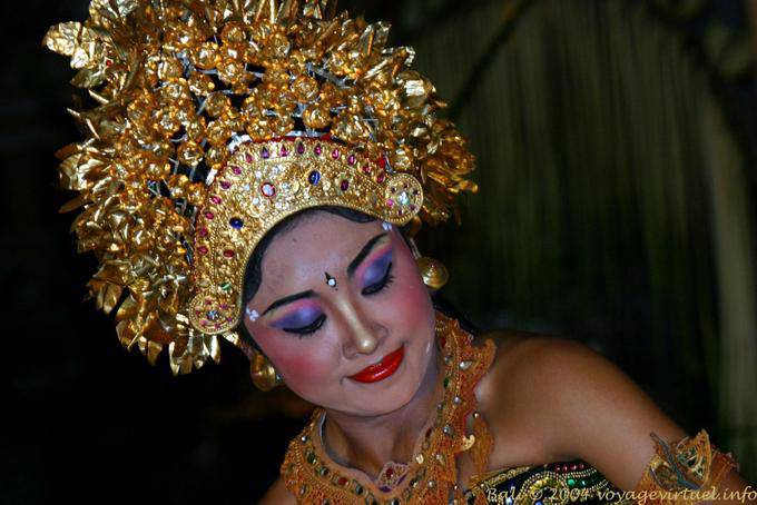 Corona della Regina Barong, danza balinese - Bali