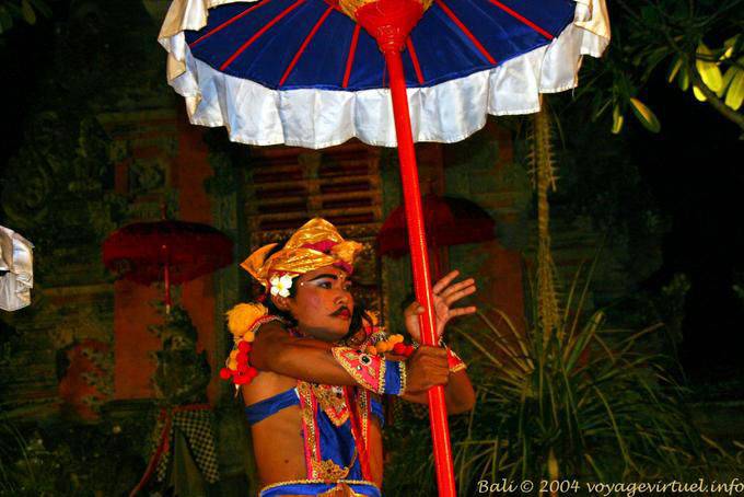 Gioco con ombrello Balinese Barong danza Ubud - Bali
