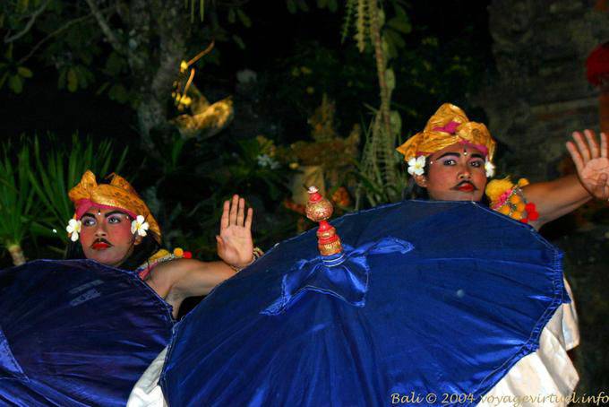 Ballerini Barong travestito Ubud, danza balinese - Bali