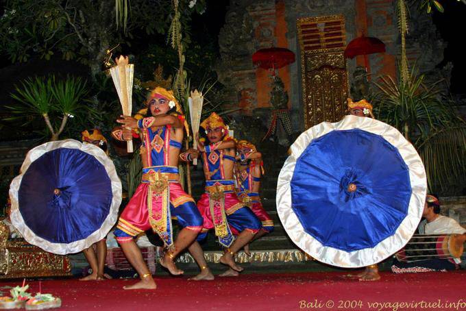 Ombrelli aperti e ballerini marziali, Barong Ubud - Bali