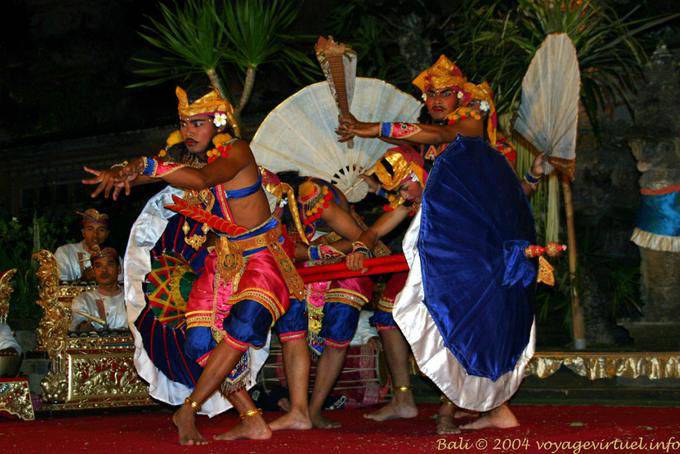 Ballando con Giganti tifosi, Ubud Barong danza - Bali