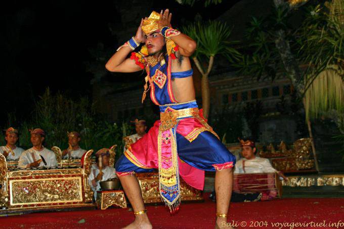 Re ballerino prima Batubulan orchestra, Ubud Bali Barong danza - Bali