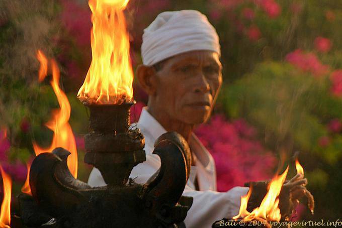 Sacerdote e fiamme Uluwatu - Bali