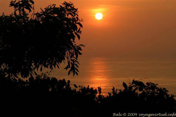 Sole nel tramonto sull'oceano Uluwatu - Bali