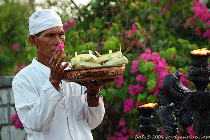 Sacerdote e offerte a Uluwatu - Bali