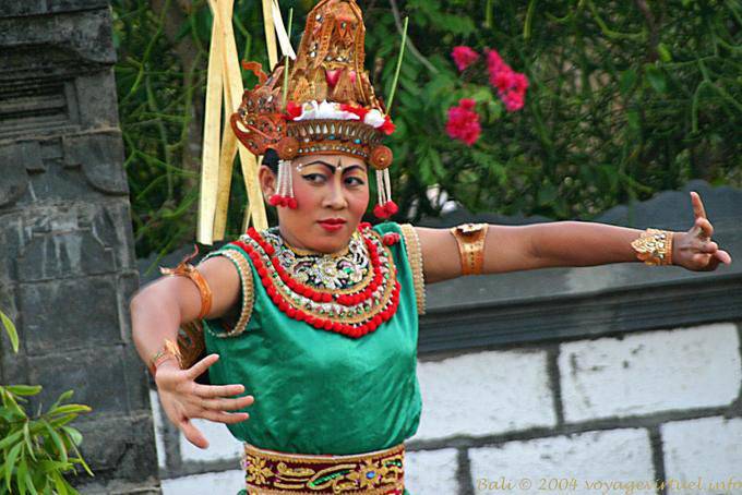 Guarda ballerino, postura rigida, Kecak danza al Uluwatu - Bali