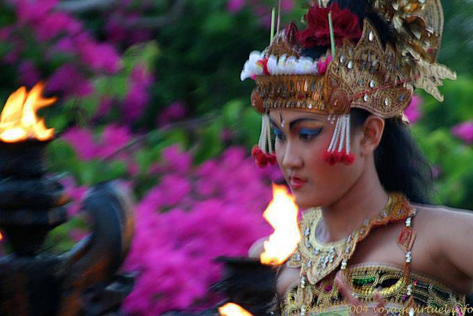 Ballerino sotto il suo fiore casco, Kecak danza al Uluwatu - Bali