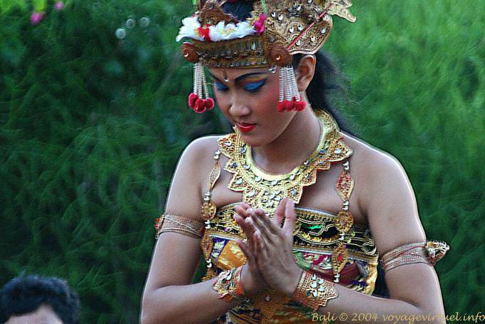 Kecak danzatrice con gli occhi bassi, Uluwatu - Bali