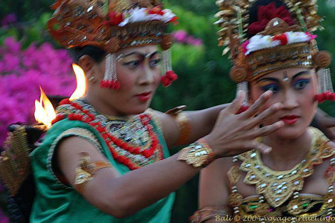 Sfocatura movimento acceso, Kecak danza al Uluwatu - Bali