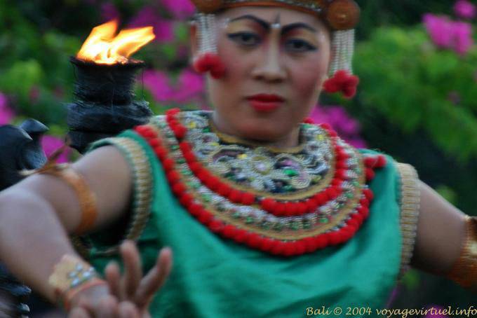 Prima il fuoco della torcia, Uluwatu Kecak danza - Bali
