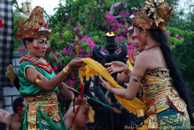 Tentativo sequestro, Kecak danza al Uluwatu - Bali