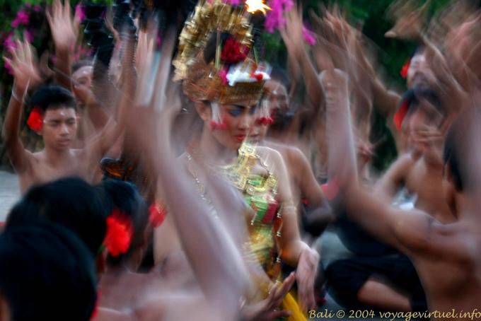 Ai margini di trance Uluwatu Kecak Dance - Bali