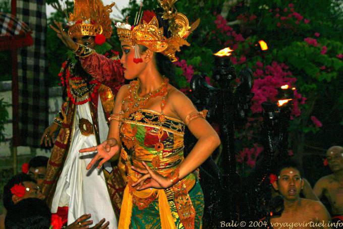 Bella principessa in pericolo, Uluwatu Kecak danza - Bali