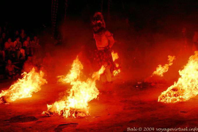 Trance Dance in fiamme Uluwatu Kecak - Bali