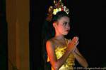 Postura con le mani giunte della giovane ballerina, danza Ramayana, Bali.