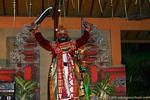 Dancer in possesso di un Kriss, danza Ramayana Nusa Dua, Bali.