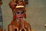 Giovane ballerina saluto Ramayana Nusa Dua, Bali.