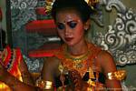 Danzatrice con gli occhi bassi ballare Ramayana Nusa Dua, Bali.