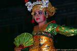 Delicatezza e la bellezza del danzatore e costume, Barong danza, Bali.