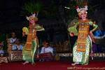 Ventilatori e costumi, la danza balinese Barong, Bali.