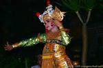 Danzatrice con abito ricamato in oro e copricapo decorato con fiori, Barong danza, Bali.