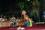 Danzatrice e orchestra tradizionale, Ubud Barong, Bali.