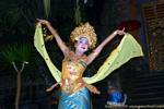 Un posture Legong ballo, Ubud, Bali.