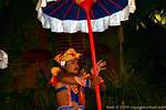 Gioco con ombrello Balinese Barong danza Ubud, Bali.