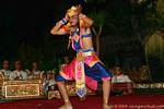 Re ballerino prima Batubulan orchestra, Ubud Bali Barong danza, Bali.
