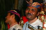 Sorridere musicista Ubud Barong, Bali.
