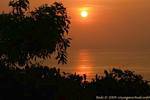 Sole nel tramonto sull'oceano Uluwatu, Bali.