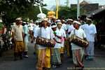 Processione religiosa in una strada Sangsit, Pura Beji, Bali.