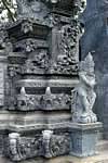 Complessità di sculture che combinano vegetazione e favolosi animali, Puncak Penulisan Tempio, Bali.
