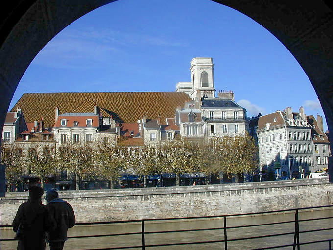 Besançon, vista Madeleine da un arco del Quai Vauban - Francia