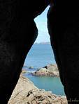 Tra le rocce, costa di granito rosa, Perros Guirec, Bretagna, Francia.